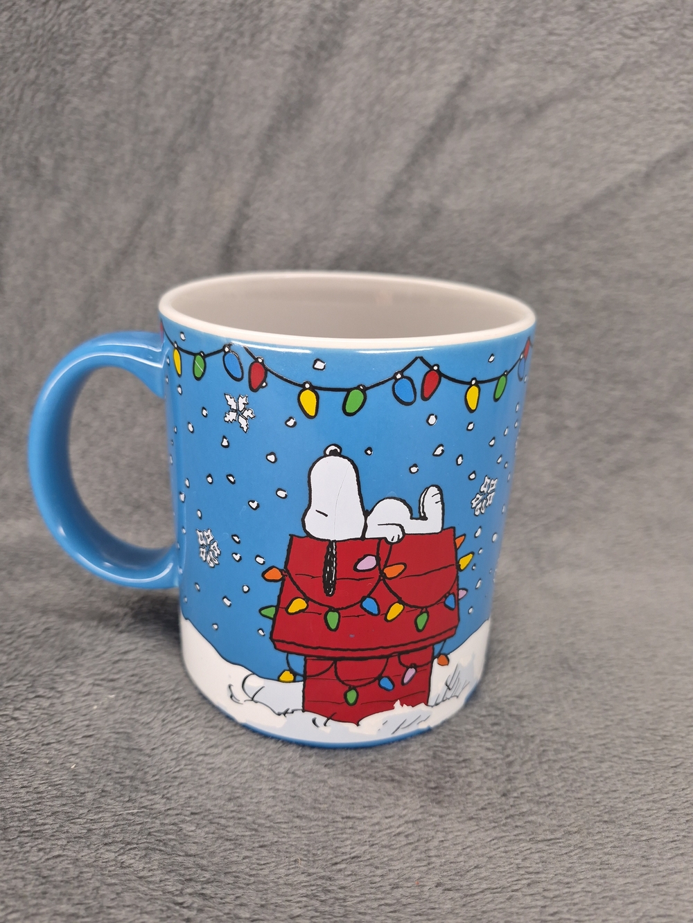 Peanuts Snoopy Laying On His Red House On Christmas  Mug Multicolor 20 Onz